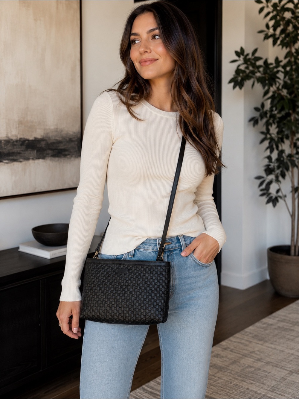 Gucci Microguccissima leather Embossed Interlocking G Crossbody Bag - Picture 2 of 10